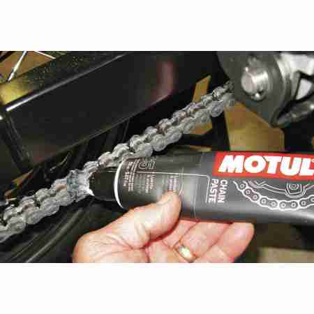 фото 2 Моторные масла и химия Смазочная паста цепи Motul C5 Chain Paste (0.15 L)