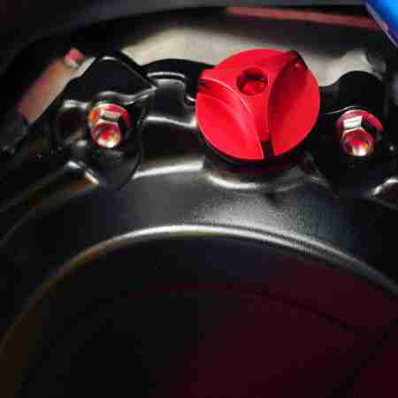фото 2 Кришки на бак Кришка горловини затоки олії Pro Bolt Suzuki Aluminium Red