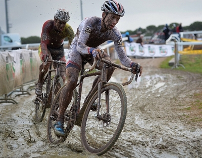 велосипедисты в грязи